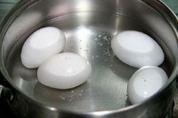 Mẹo luộc trứng chín tới, dễ bóc vỏ ít người biết