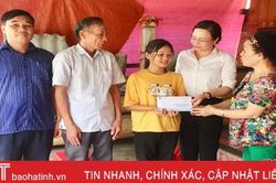 Tặng quà trẻ em mồ côi ở Hương Khê trước thềm năm học mới