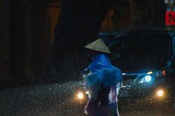 Dân Thủ đô hốt hoảng bật đèn soi đường giữa trưa, trời tối sầm như ban đêm