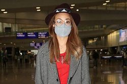 Trở về từ London, diva Hong Kong tự cách ly, hủy tất cả các buổi tụ tập