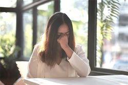 Ngày tôi lên xe hoa, chồng cũ thuê xe ô tô chở cả nhà đến dự, mẹ anh còn giật mic để nói một câu làm cả hội hôn cay mắt