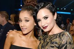 Fan gào thét khi thấy Ariana Grande và Demi Lovato tình cảm đến thế này mà vẫn chưa chịu hợp tác cùng nhau!