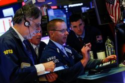 S&P 500 tăng liên tục 3 phiên tăng nhờ tin kích cầu kinh tế