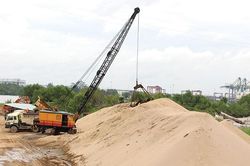 'Đau đầu' vì giá cát tăng?