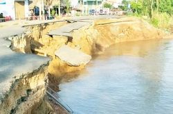Toàn bộ mặt đường QL91 đã bị sông Hậu 'nuốt chửng'