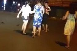 Xôn xao clip người chồng dừng xe giữa đường, xô ngã vợ rồi gào thét: 'Đánh đi, đánh tiếp đi, mình mày biết điên à?'