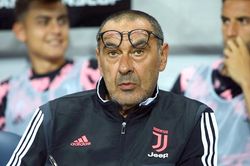 Vì hút thuốc, bệnh tình của Maurizio Sarri ngày càng nặng