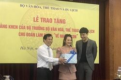 Đoàn phim 'Về nhà đi con' nhận Bằng khen của Bộ trưởng Bộ VHTT&DL