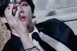 V BTS tạo trend khắp thế giới với vẻ đẹp soái ca chuẩn điệp viên 007