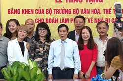 Vì sao đoàn phim 'Về nhà đi con' được Bộ trưởng Bộ VH,TT&DL trao Bằng khen?