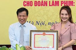 Nhận bằng khen, Thư của 'Về nhà đi con' mạnh dạn 'chất vấn' Bộ trưởng