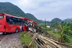 Hòa Bình: Tai nạn xe khách nghiêm trọng khiến 2 người tử vong, 14 người bị thương