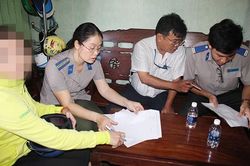 Có hoãn thi hành án khi Tòa thụ lý yêu cầu khởi kiện của người thứ ba?