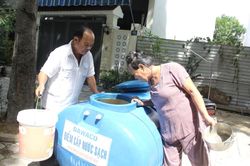 Đà Nẵng: Dân dài cổ chờ xe bồn tiếp nước sinh hoạt