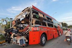 Hai xe khách tông nhau, 40 người nhập viện, 1 người chết