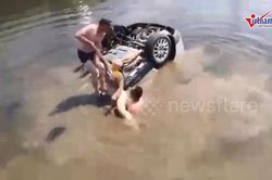 Khoảnh khắc giải cứu gia đình bị mắc kẹt trong xe ô tô lập úp dưới sông