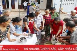 6 cụ bà Hà Tĩnh góp lương hưu, nấu cháo cho bệnh nhân nghèo
