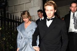 Taylor Swift chi tiền khủng tậu nhà mới, nữ ca sĩ đã sẵn sàng về chung một nhà với Joe Alwyn?