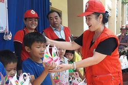 Trao quà cho học sinh khó khăn nhân dịp năm học mới