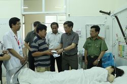 Chủ tịch UBND tỉnh Khánh Hòa thăm, động viên nạn nhân bị tai nạn giao thông