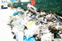 Rác, xà bần chiếm lòng, lề đường