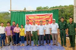Đồng Hỷ: Bàn giao tiền hỗ trợ làm nhà cho hộ nghèo