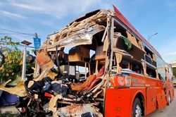 Hai xe khách giường nằm tông nhau, 1 người chết, 25 người bị thương