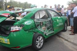 Xe tải tông taxi, 1 hành khách tử vong