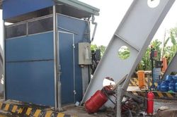 Xe tải tông nhau khiến trạm thu phí hư hỏng nặng