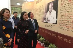 Trưng bày bút tích chỉnh sửa của Chủ tịch Hồ Chí Minh trong bản di chúc thiêng liêng