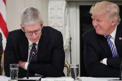 Tổng thống Mỹ khen ngợi Tim Cook vì 'có khó khăn là bốc máy gọi'