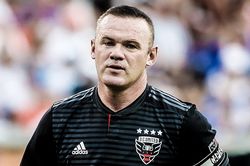 Wayne Rooney nhận thẻ đỏ sau pha thúc cùi chỏ ở Mỹ