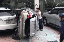Nhân viên showroom lái ôtô lao từ tầng 2 xuống đất