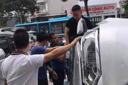 Hiện trường vụ ôtô lao từ tầng 2 showroom xuống đất