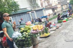 Bất an chợ 'cóc' bên đường tàu