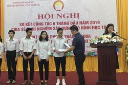 Trao 300 suất học bổng trực tuyến cho học sinh Nghệ An