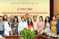Khán giả tiếp thêm động lực cho Về nhà đi con