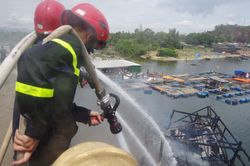 Tàu cá Quảng Ngãi bị thiêu rụi, thiệt hại 7 tỷ đồng