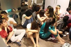 6 hotgirl thác loạn ma túy cùng hơn chục thanh niên trong quán karaoke
