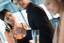 Chồng nai lưng gánh nợ cho cả nhà bồ trẻ vì lý do cười ra nước mắt này
