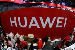 Huawei cảnh báo nhân viên về 'thời khắc sống còn' trong cuộc đối đầu với Mỹ