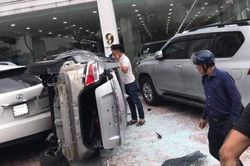 Tai nạn hy hữu: Toyota Vios 'đè đầu' Land Cruiser Prado