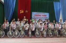 Tặng quà học sinh có hoàn cảnh đặc biệt khó khăn