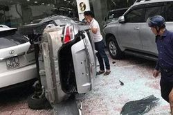 Toyota 'phi' từ tầng 2 showroom xuống, 'đè bẹp' 2 ô tô đỗ vỉa hè