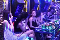 Bắt quả tang 20 nam nữ thanh niên mở 'tiệc ma túy' thác loạn trong quán karaoke ở Hà Tĩnh