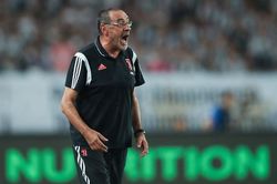 Thói quen hút thuốc báo hại HLV Sarri