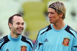 Huyền thoại Iniesta làm lu mờ ngày chia tay của Torres
