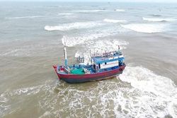 Quảng Ngãi- Tàu cá mắc cạn cần được trợ giúp khẩn cấp