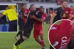 Lén thúc cùi chỏ đối phương, Rooney lĩnh quả đắng vì VAR