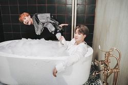 Jimin BTS cố kìm nước mắt khi nhận món quà siêu quen thuộc từ J-Hope